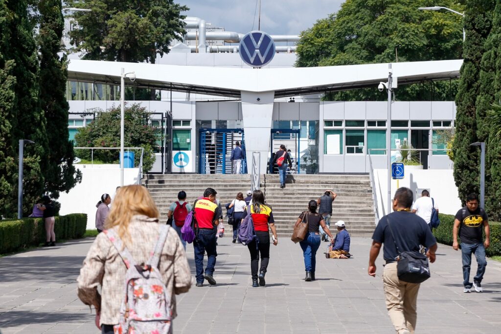 Trabajadores Volkswagen aceptan aumento salarial del 10.59%; no habrá huelga 