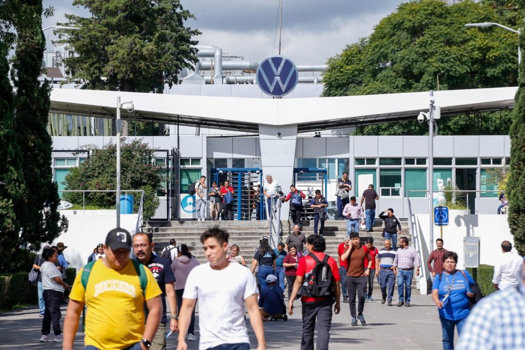 Trabajadores Volkswagen aceptan aumento salarial del 10.59%; no habrá huelga