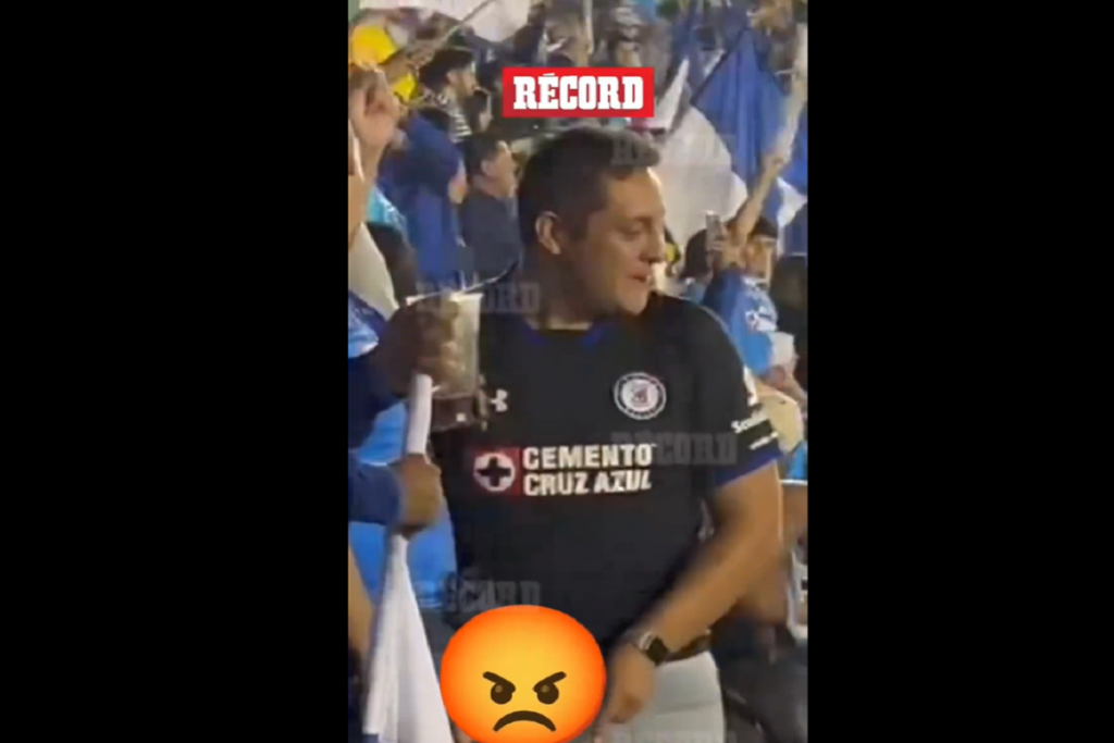 Captan a aficionado del Cruz Azul orinando en un vaso para aventarlo a las gradas