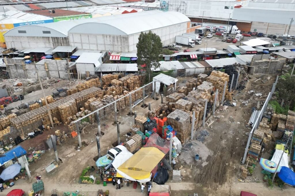 Clausuran construcción de bodegas sobre ductos de Pemex en la Central de Abasto 3 bodegas sobre ductos de pemex en la central de abasto 1