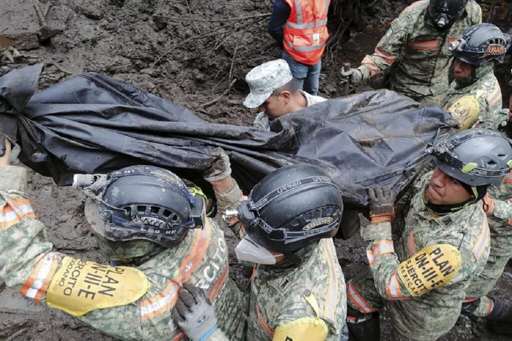 Deslave en Naucalpan sepulta varias casas y deja 6 muertos