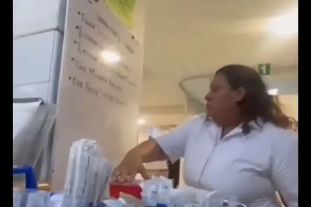 Enfermera del IMSS de Ciudad Juárez avienta jeringas a sus compañeros