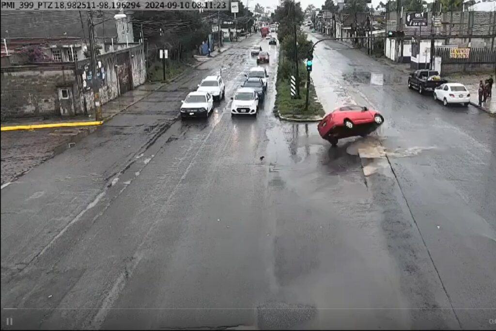 enorme bache provoca volcadura en lomas del valle