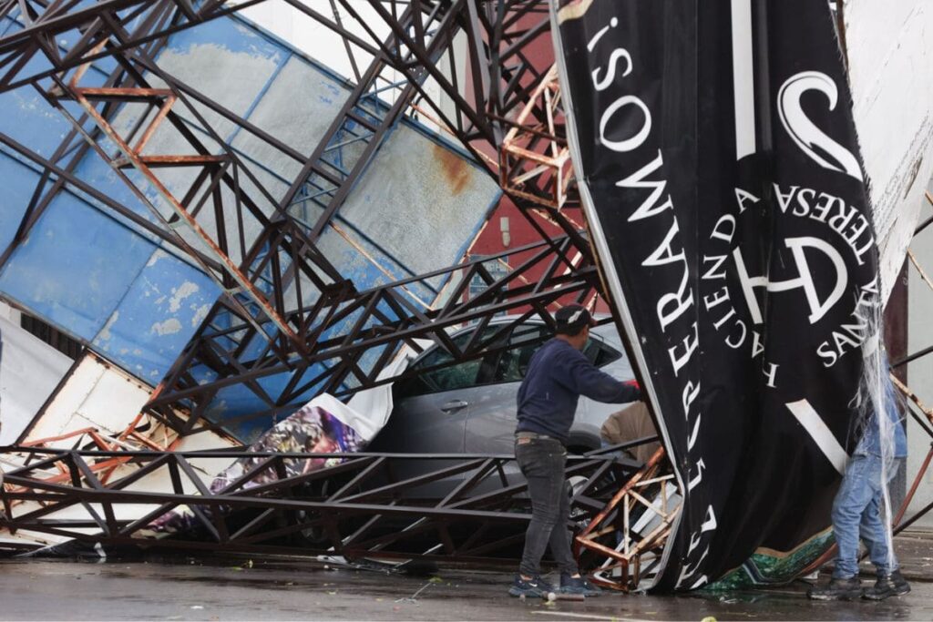 Fuerte lluvia en Puebla deja caída de espectaculares, árboles e inundaciones 3 lluvia en Puebla deja caída de espectaculares