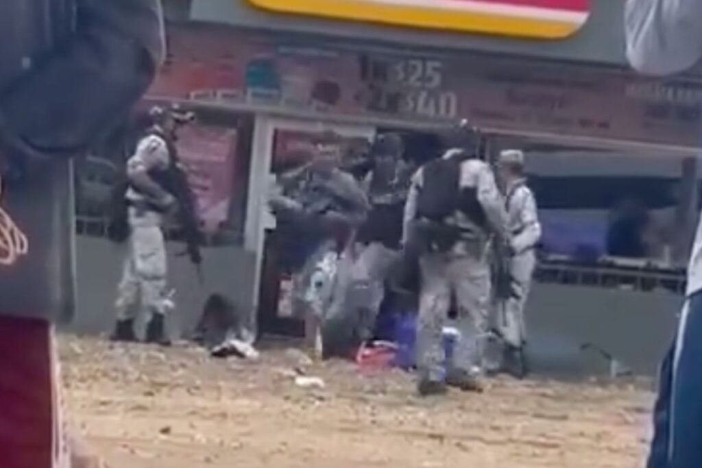 Otra vez la rapiña en Acapulco: así defiende la Guardia Nacional los negocios 4 Rapiña en Acapulco