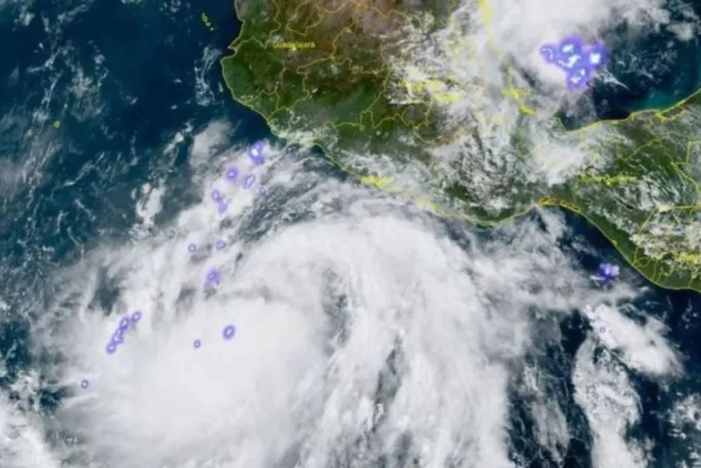 Huracán John: Ya es categoría 2 y se dirige a Oaxaca
