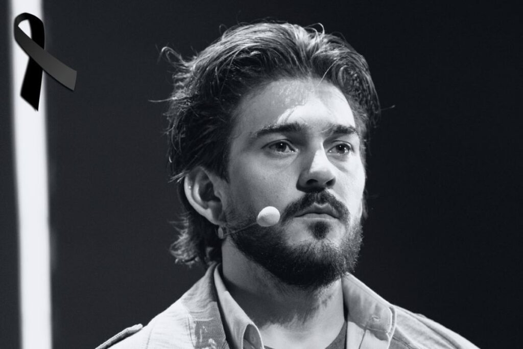 James Hollcroft muere