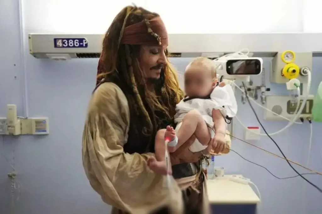 Johnny Depp disfrazado de Jack Sparrow visita hospital de niños