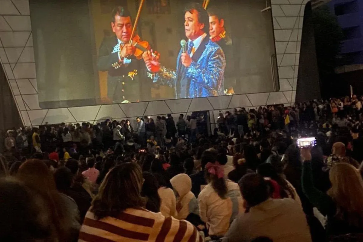 Más vivo que nunca: Hacen largas filas para ver concierto de Juan Gabriel en la Cineteca 1 Juan Gabriel Cineteca Nacional
