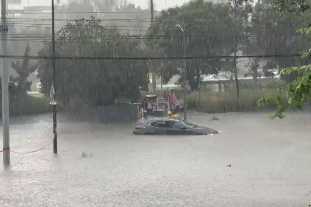 conductora atrapada por lluvia en Puebla