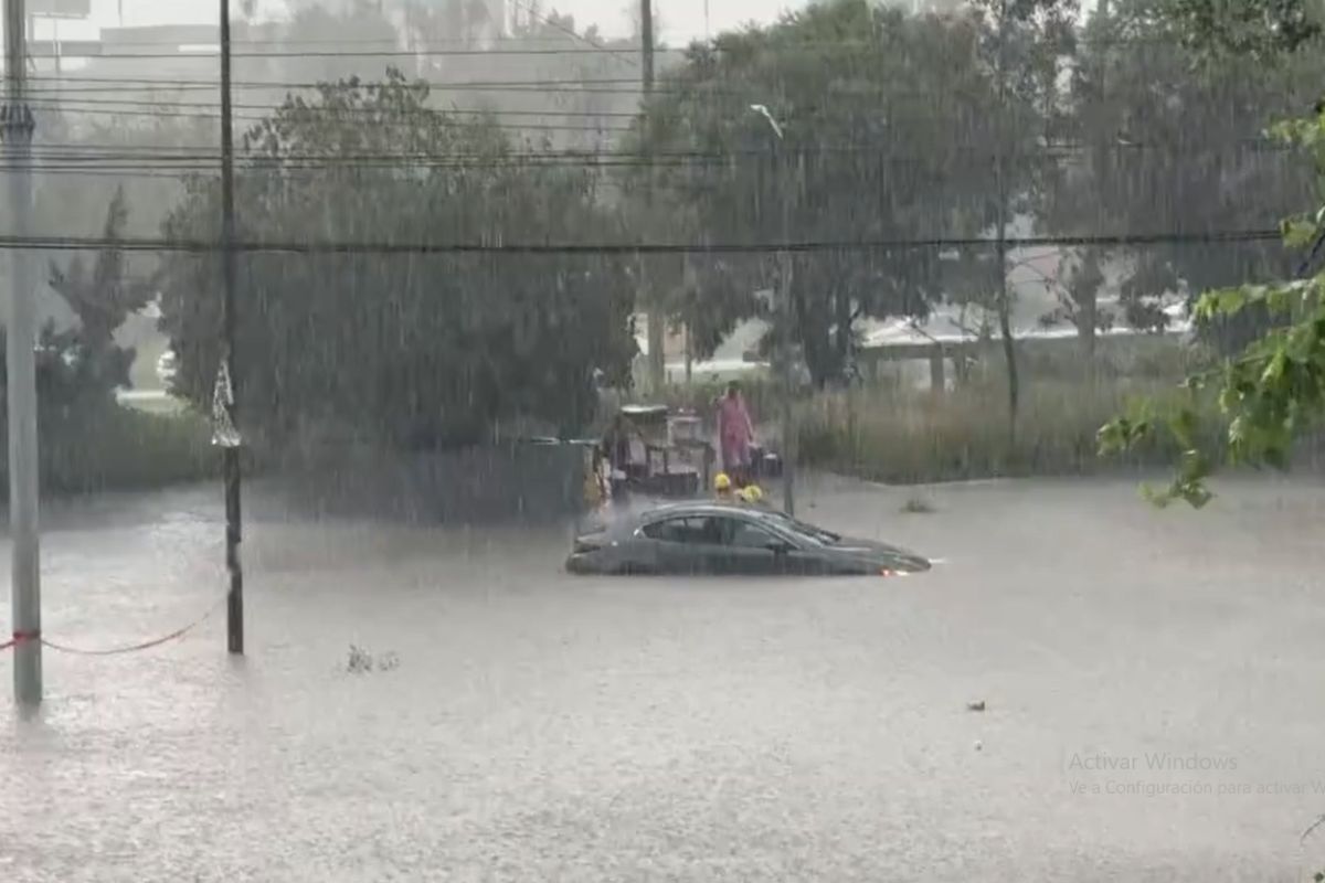 VIDEO: Mujer queda atrapada en la vía Atlixcáyotl tras inundarse 1 conductora atrapada por lluvia en Puebla