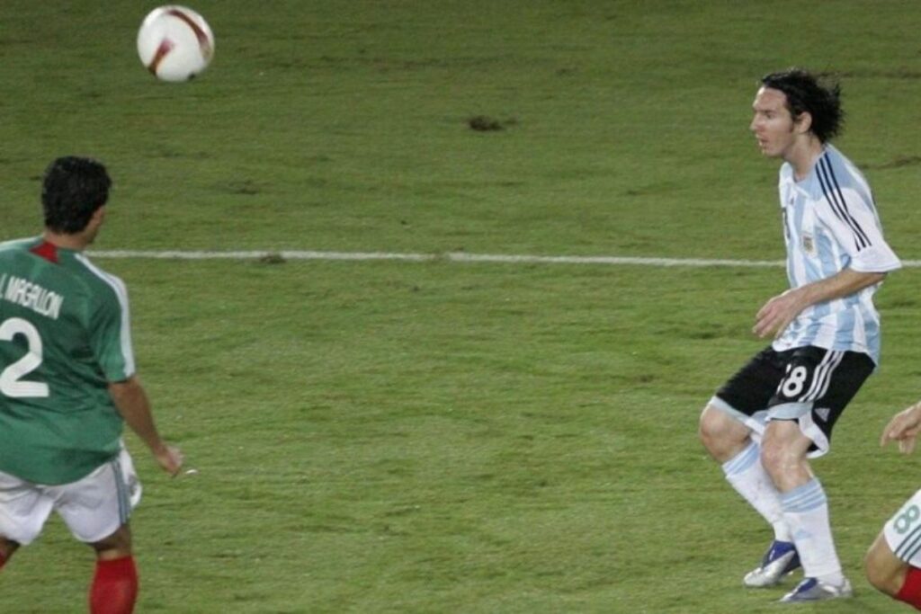 Escandaloso: Árbitro reconoce que no expulsó a Lionel Messi en partido vs México para tener su playera