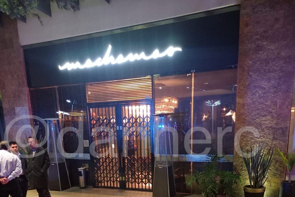 Comando armado "levanta" a un hombre afuera del "Mochomos" de Plaza Solesta