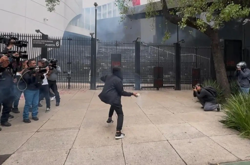 Normalistas de Ayotzinapa lanzan petardos dentro del Senado