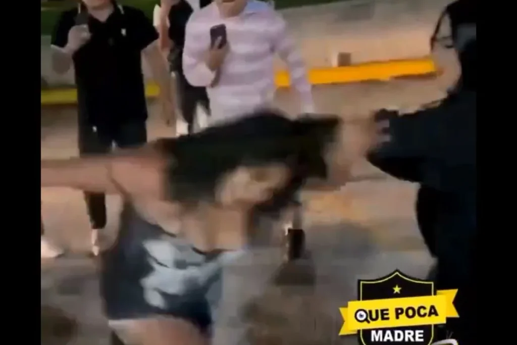 (VIDEO) Pelea en Querétaro: Entre varios, golpean, patean y le jalan el cabello a una mujer