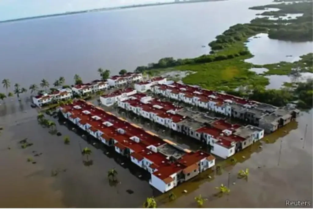 Otra vez la rapiña en Acapulco: así defiende la Guardia Nacional los negocios 3 VIDEO: La desoladora escena de la tragedia en Acapulco que compartió la alcaldesa