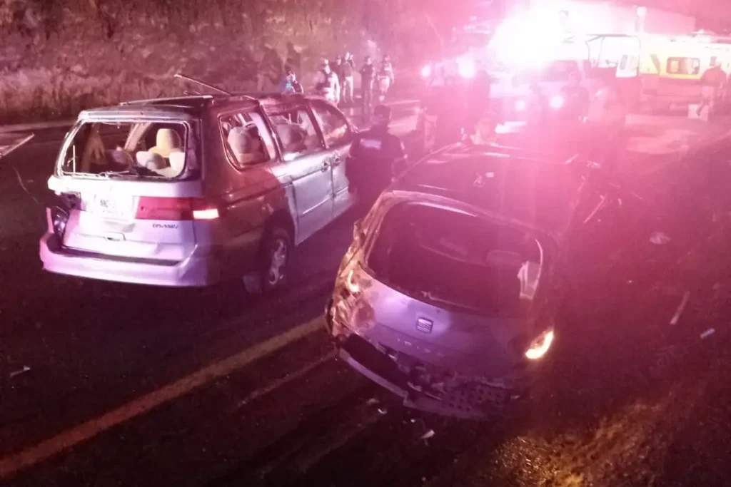 Tráiler vuelca en la México-Puebla y deja 10 heridos de gravedad