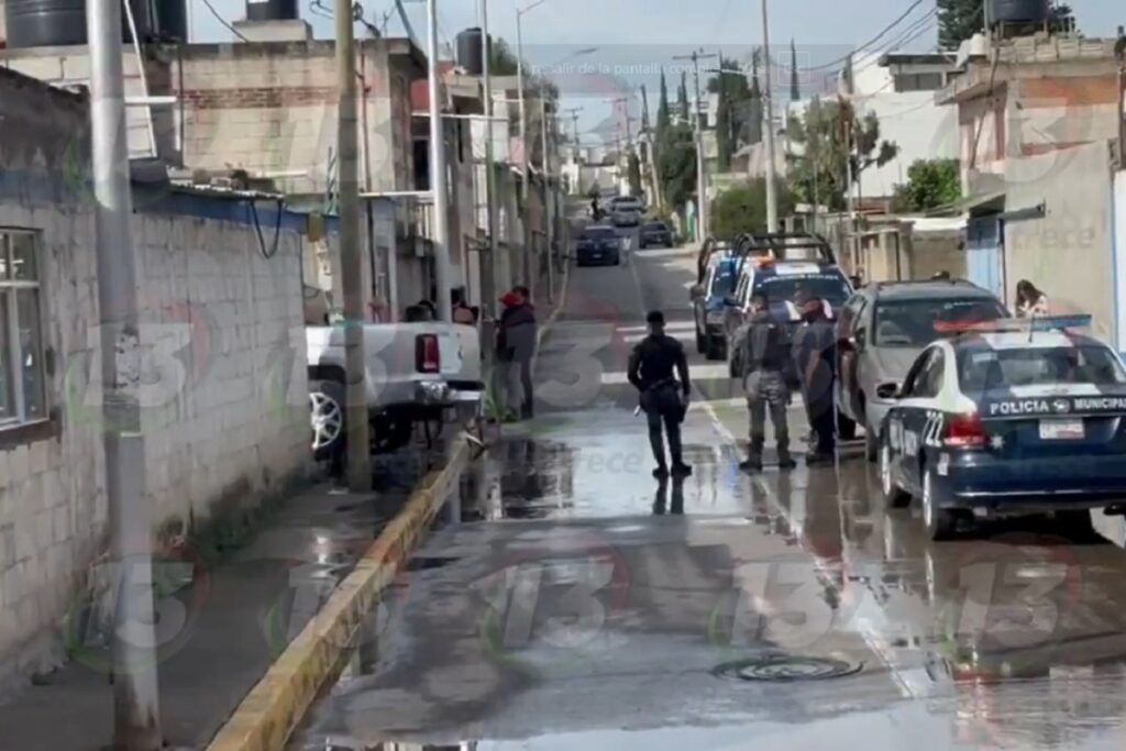 Tras persecución y balacera, mujer se impacta contra la barda de una casa en Cholula