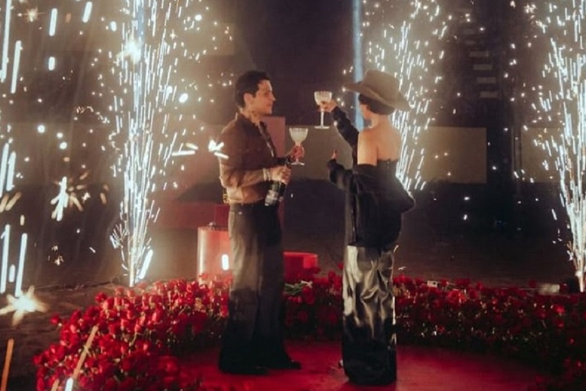 Ángela Aguilar cumple 21 años y Nodal lo celebra con rosas y fuegos artificiales en el Palenque 1 Ángela Aguilar cumple 21 años y Nodal lo celebra con rosas y fuegos artificiales en el Palenque