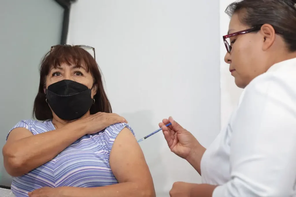 Arranca la campaña de vacunación contra COVID-19 e influenza para la temporada invernal 2024-2025