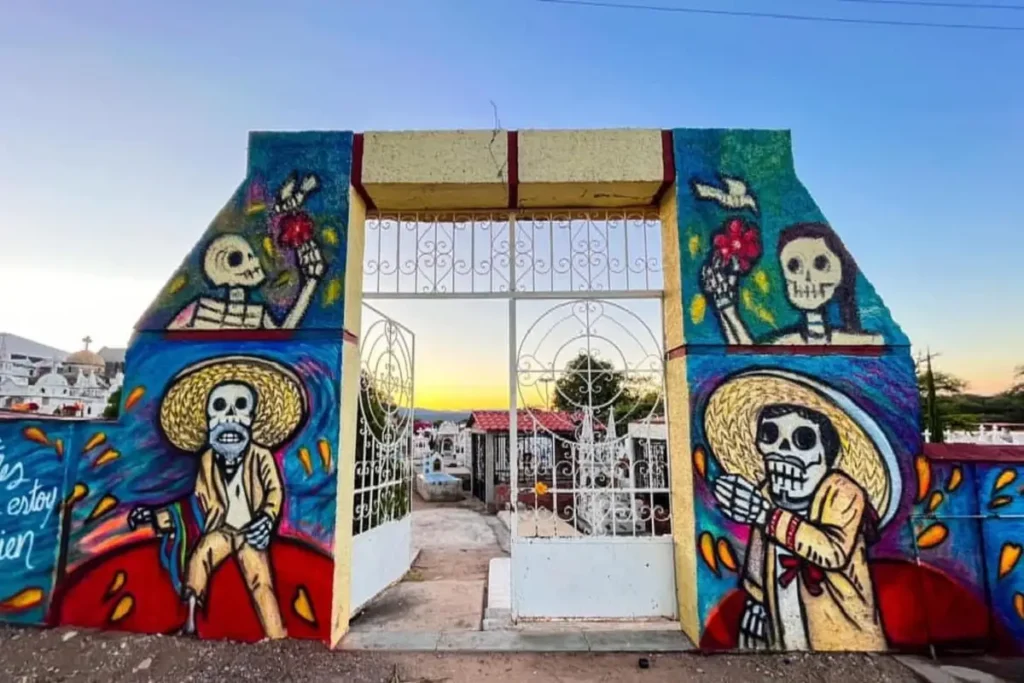 Artista poblano pinta mural de "Coco" en el cementerio de Ahuehuetitla
