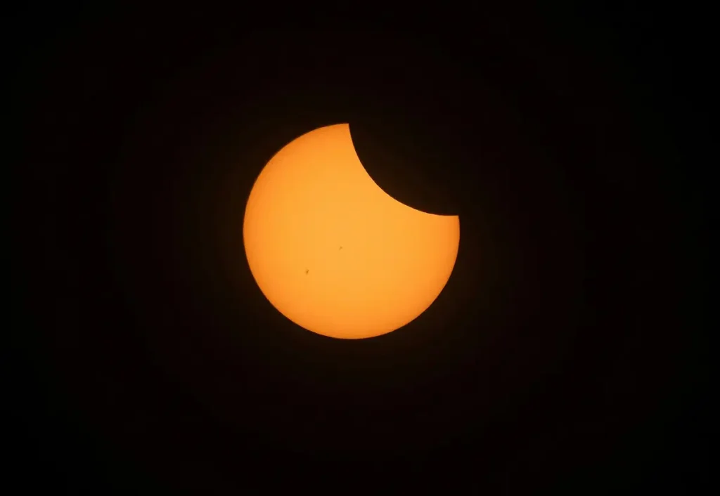Así se ve el eclipse solar anular este 2 de octubre