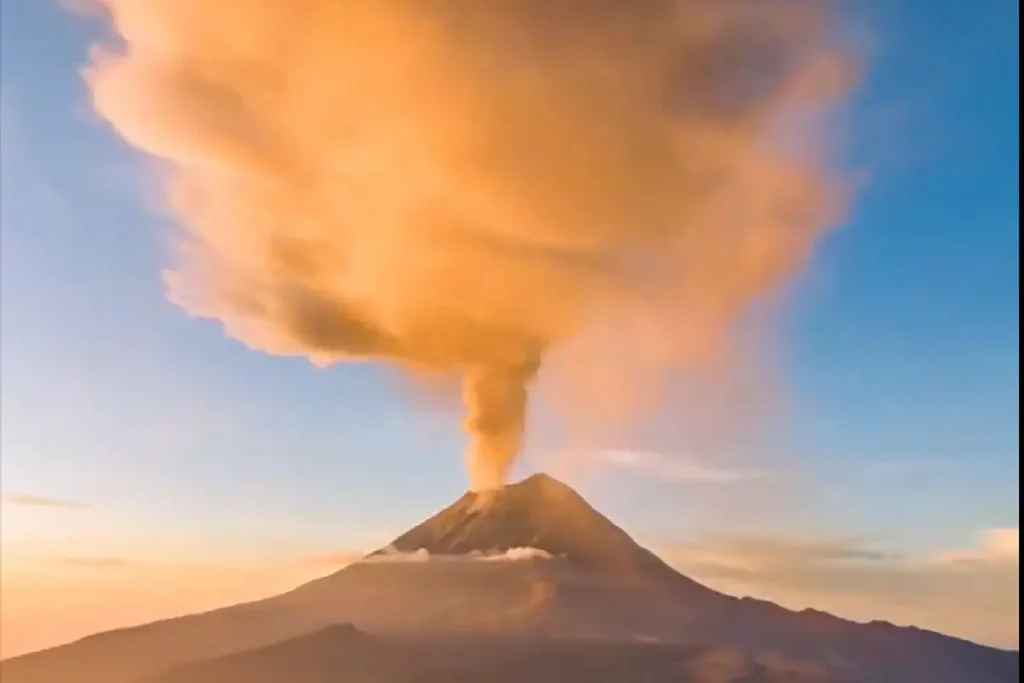 Así se vio el intenso amanecer del Volcán Popocatépetl este 28 de octubre