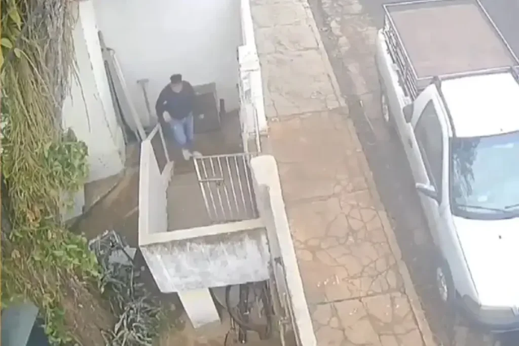 Auto choca contra una barda y aplasta a una mujer que subía las escaleras