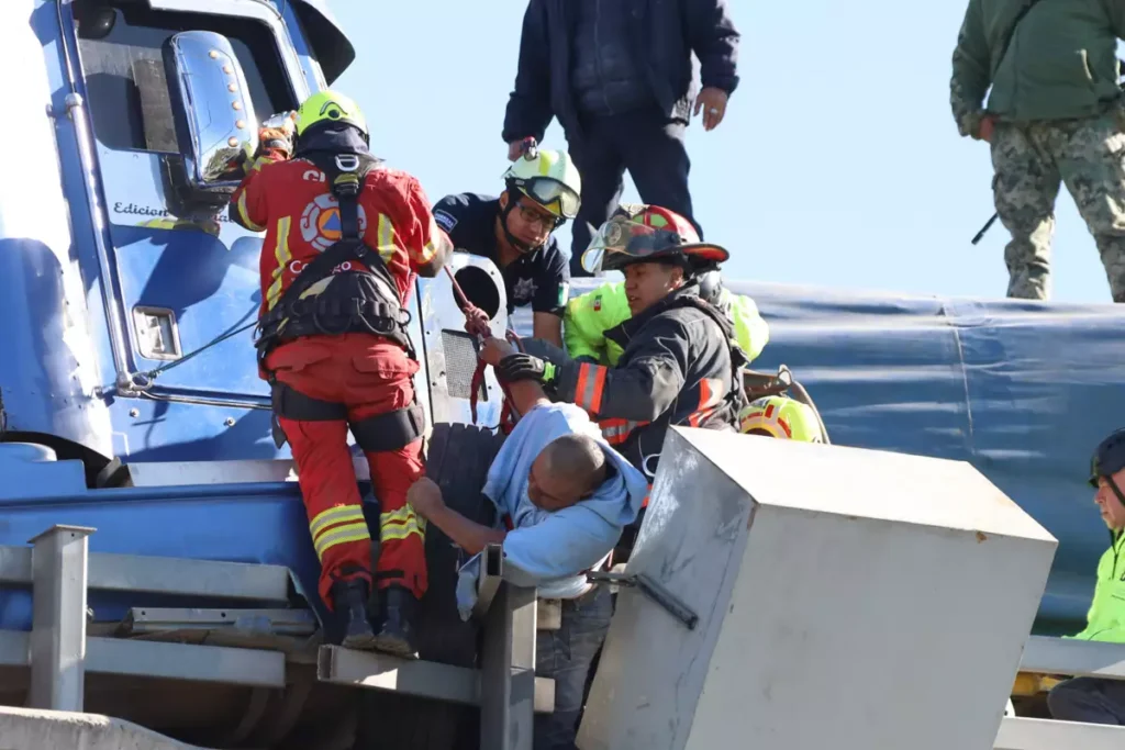 Choque en el segundo piso de la México-Puebla deja a conductor de un tráiler prensado