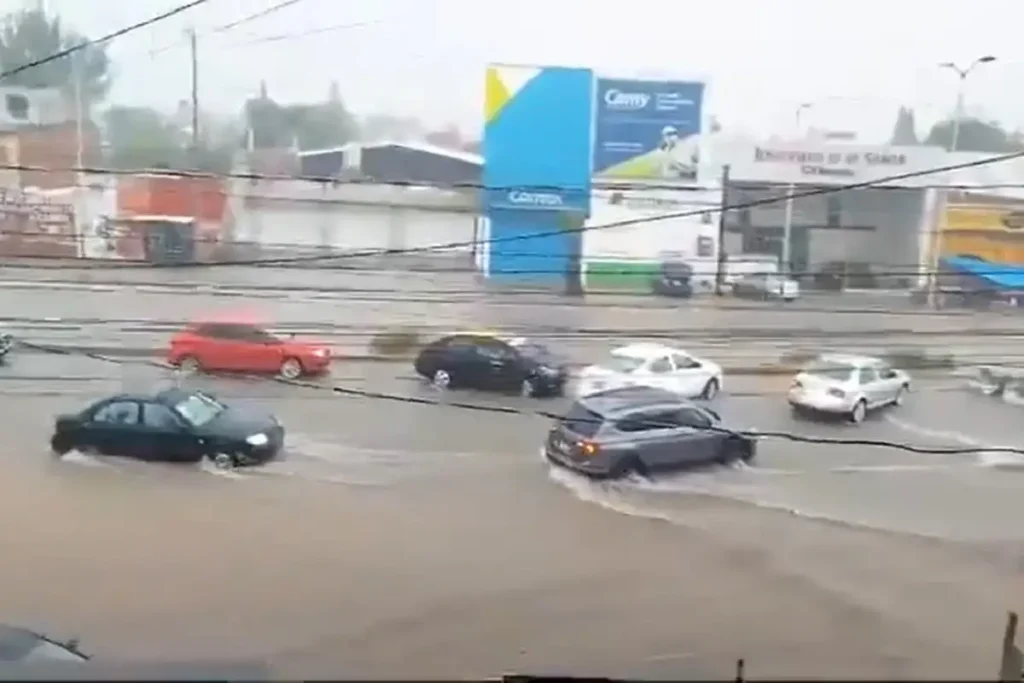 Autos varados en el Entronque de Amalucan deja intensa lluvia en Puebla