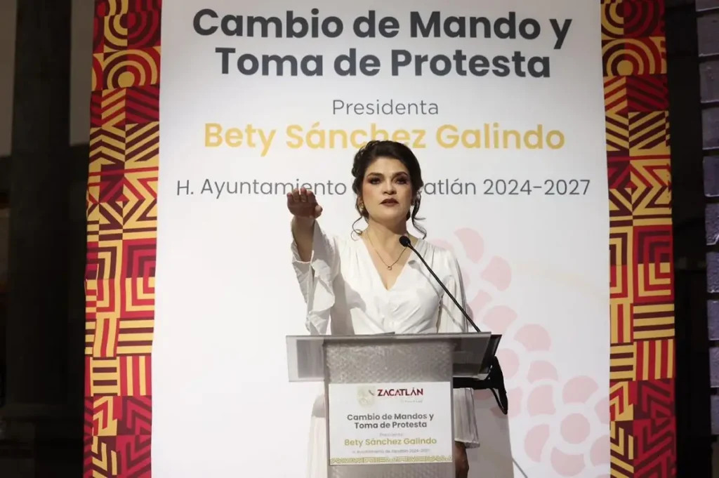 Bety Sánchez entrega mando de Policía de Zacatlán a capitán de la Marina