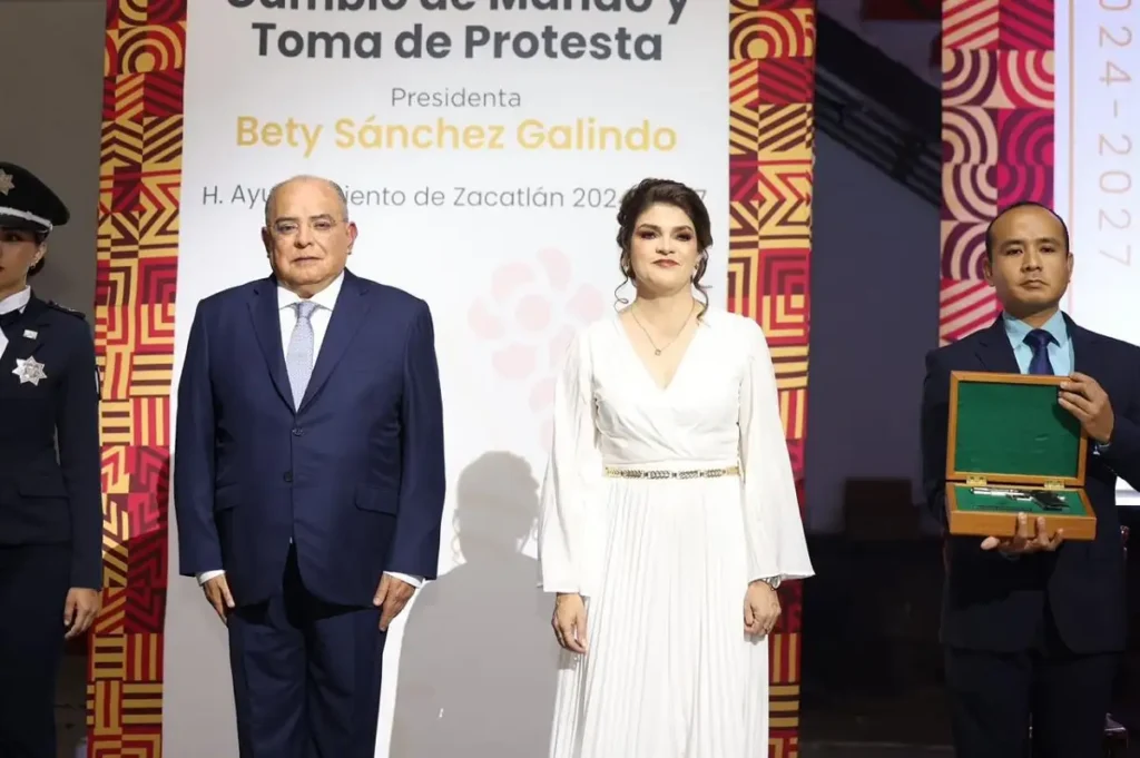 Bety Sánchez entrega mando de Policía de Zacatlán a capitán de la Marina