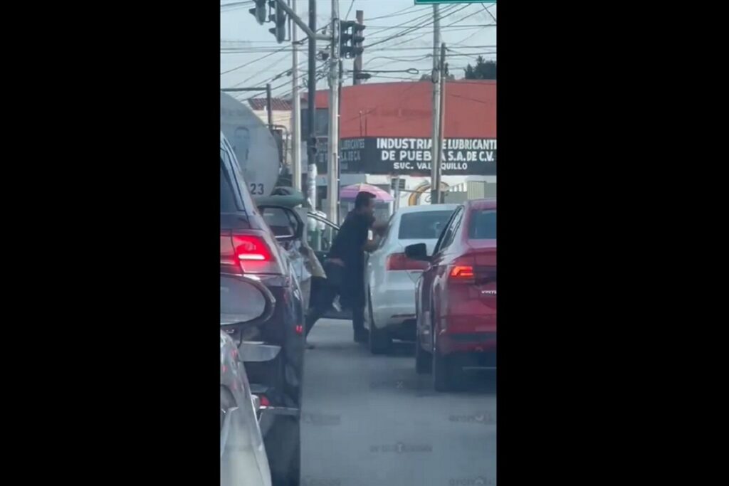 Captan pelea entre automovilistas en Puebla