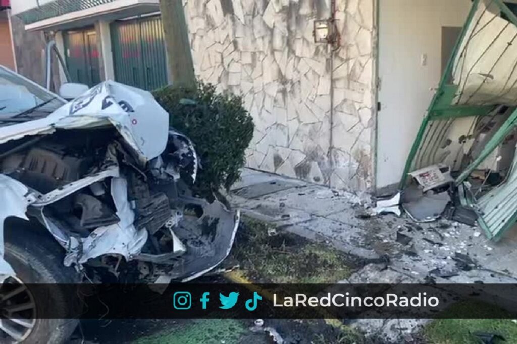 Choque en la colonia Gabriel Pastor: Auto choca contra contra camioneta del Ayuntamiento de Puebla