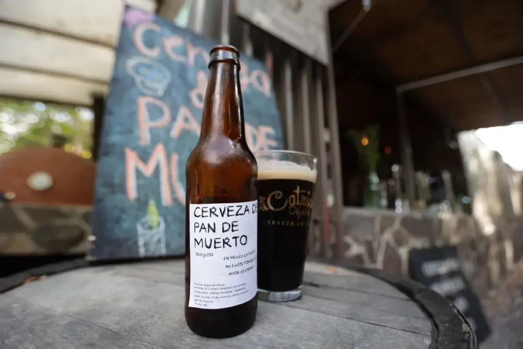 Crean pizza de mole poblano con cempasúchil y cerveza de pan de muerto 