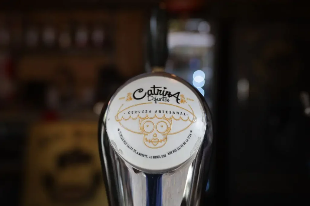 Crean pizza de mole poblano con cempasúchil y cerveza de pan de muerto 