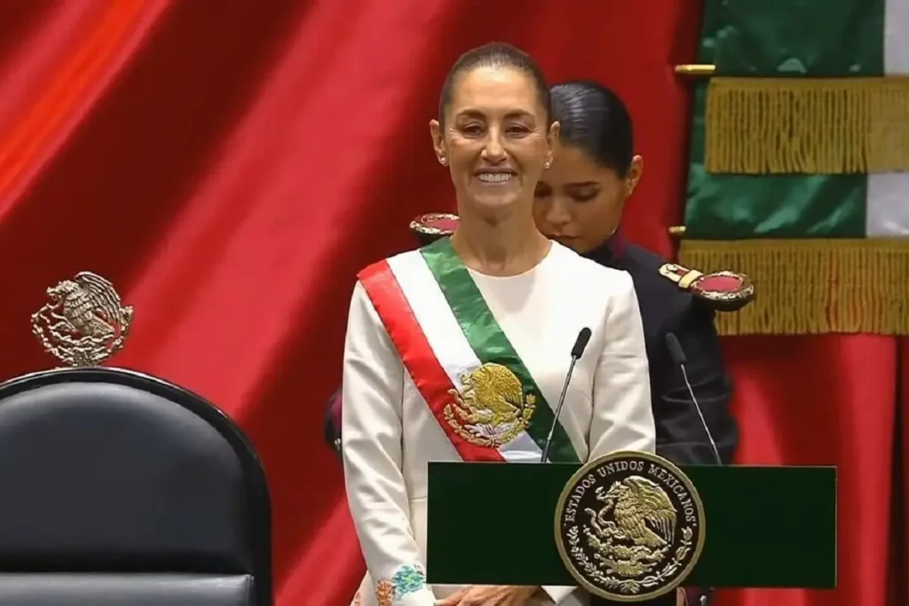 El momento en el que López Obrador le entregó la banda presidencial a Claudia Sheinbaum