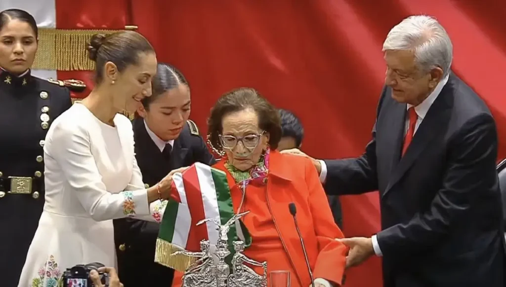 El momento en el que López Obrador le entregó la banda presidencial a Claudia Sheinbaum