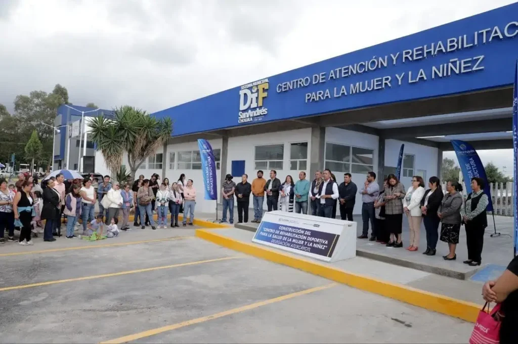 Entrega Mundo Tlatehui obras de seguridad y salud en la delegación Atlixcáyotl