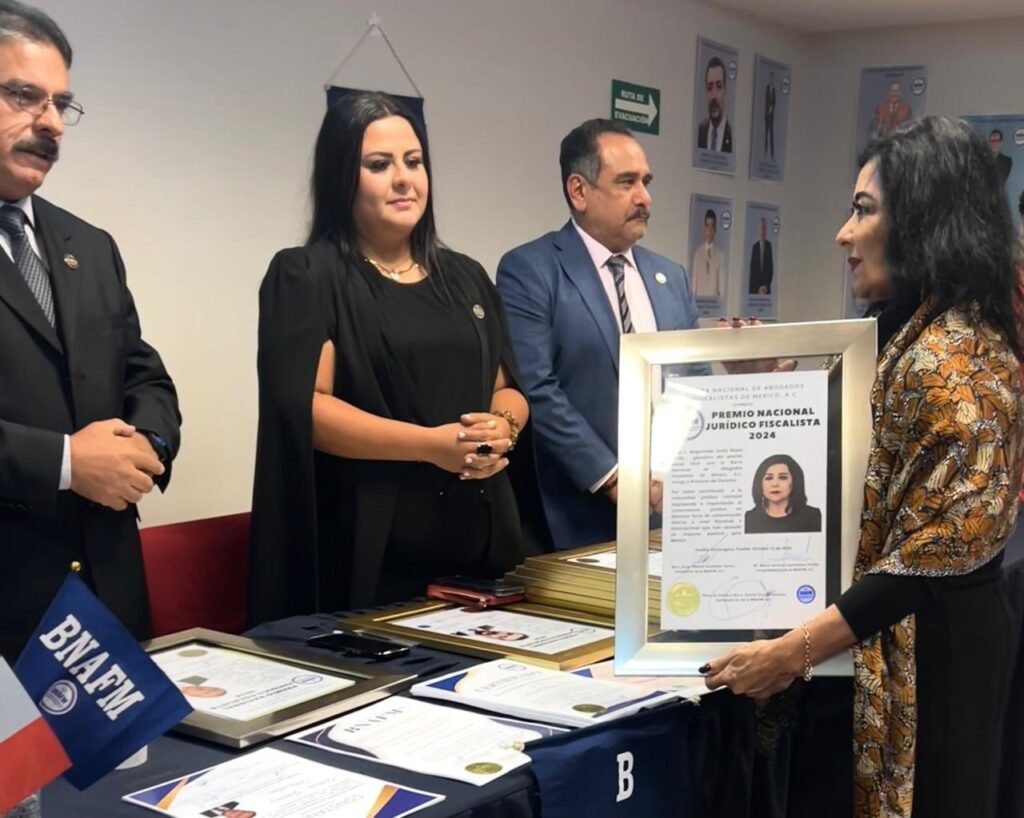 Magistrada poblana que recibió un premio