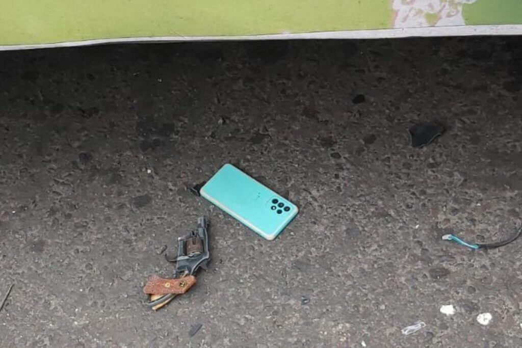 IMÁGENES FUERTES: Mujer deja prensado a un delincuente que la asaltó en la CDMX