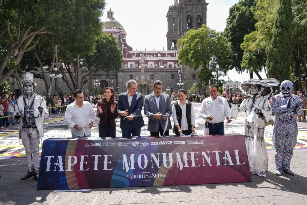 Inauguran Sergio Salomón y Pepe Chedraui primer  tapete monumental en el Zócalo