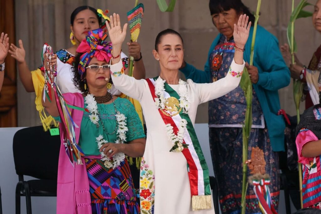 Mujeres indígenas entregan el bastón de mando a Claudia Sheinbaum
