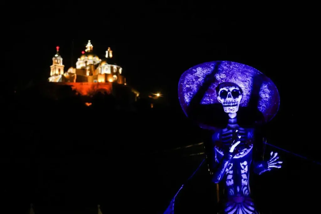 Ofrendas y catrinas en el Sendero al Mictlán de San Andrés Cholula