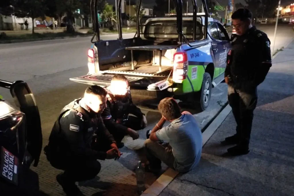 Policías evitan que un hombre se arroje del puente del Periférico Ecológico en Puebla