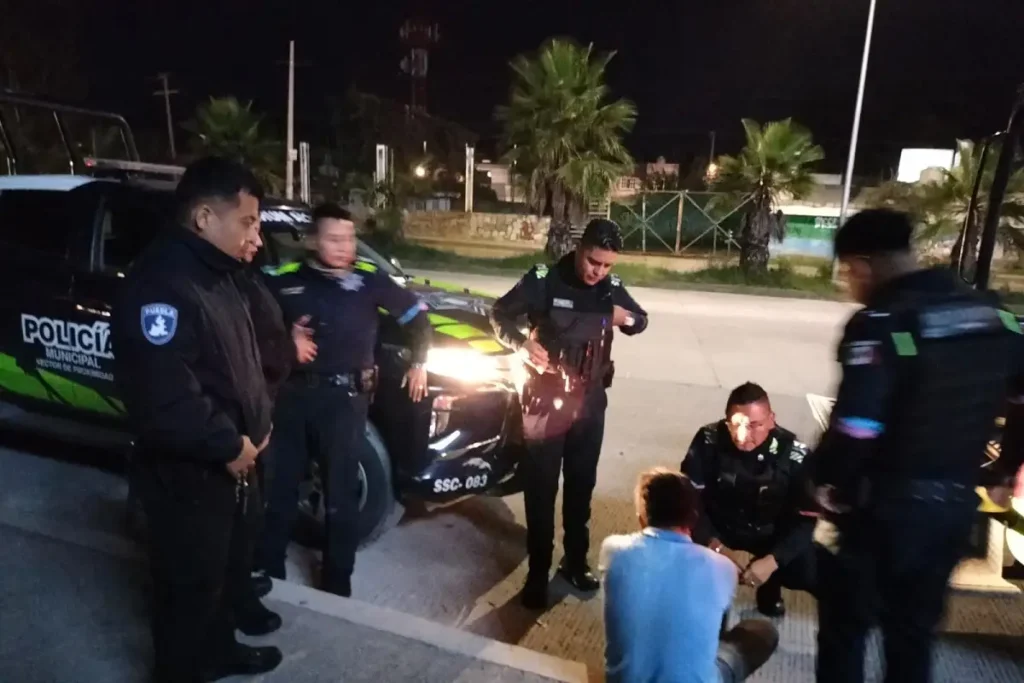 Policías evitan que un hombre se arroje del puente del Periférico Ecológico en Puebla