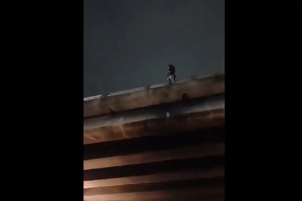VIDEO Conductor de la Ruta 38 A impide que una joven se arroje del puente de San Felipe en Puebla