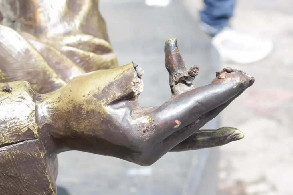 Vandalizan escultura de Elena Garro en el Centro Histórico de Puebla