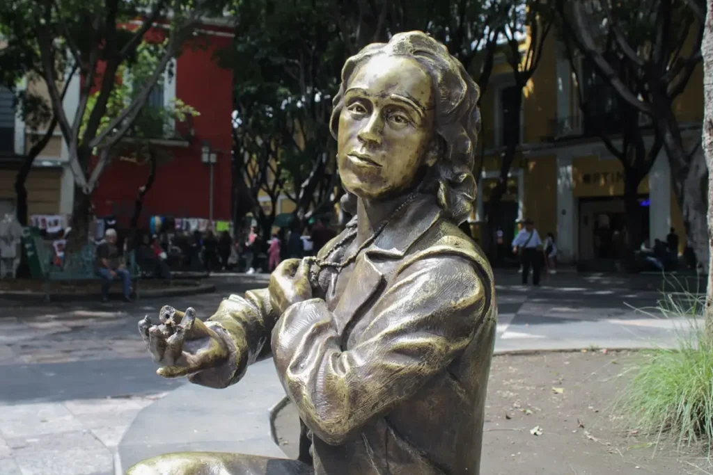 Vandalizan escultura de Elena Garro en el Centro Histórico de Puebla