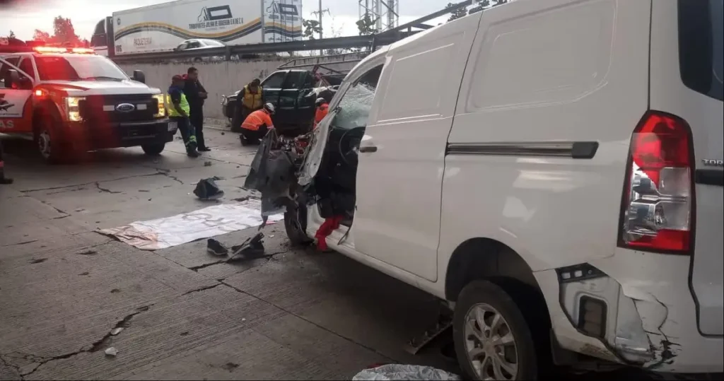 Aparatoso choque en la lateral de la México-Puebla deja tres heridos de gravedad